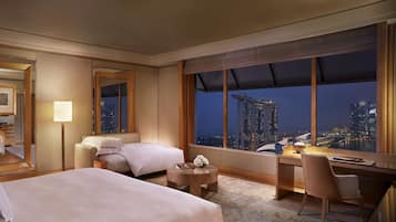 Kamar Grand, 1 Tempat Tidur King dengan tempat tidur Sofa, pemandangan teluk (Bay View) | Seprai premium, selimut bulu angsa, minibar, dan brankas