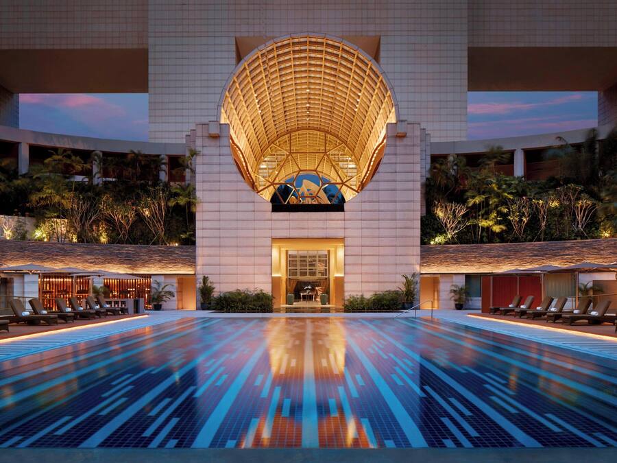 Una piscina al aire libre, camas de piscina gratis, sombrillas