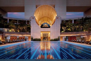 Una piscina al aire libre, cabañas de piscina gratuitas, sombrillas