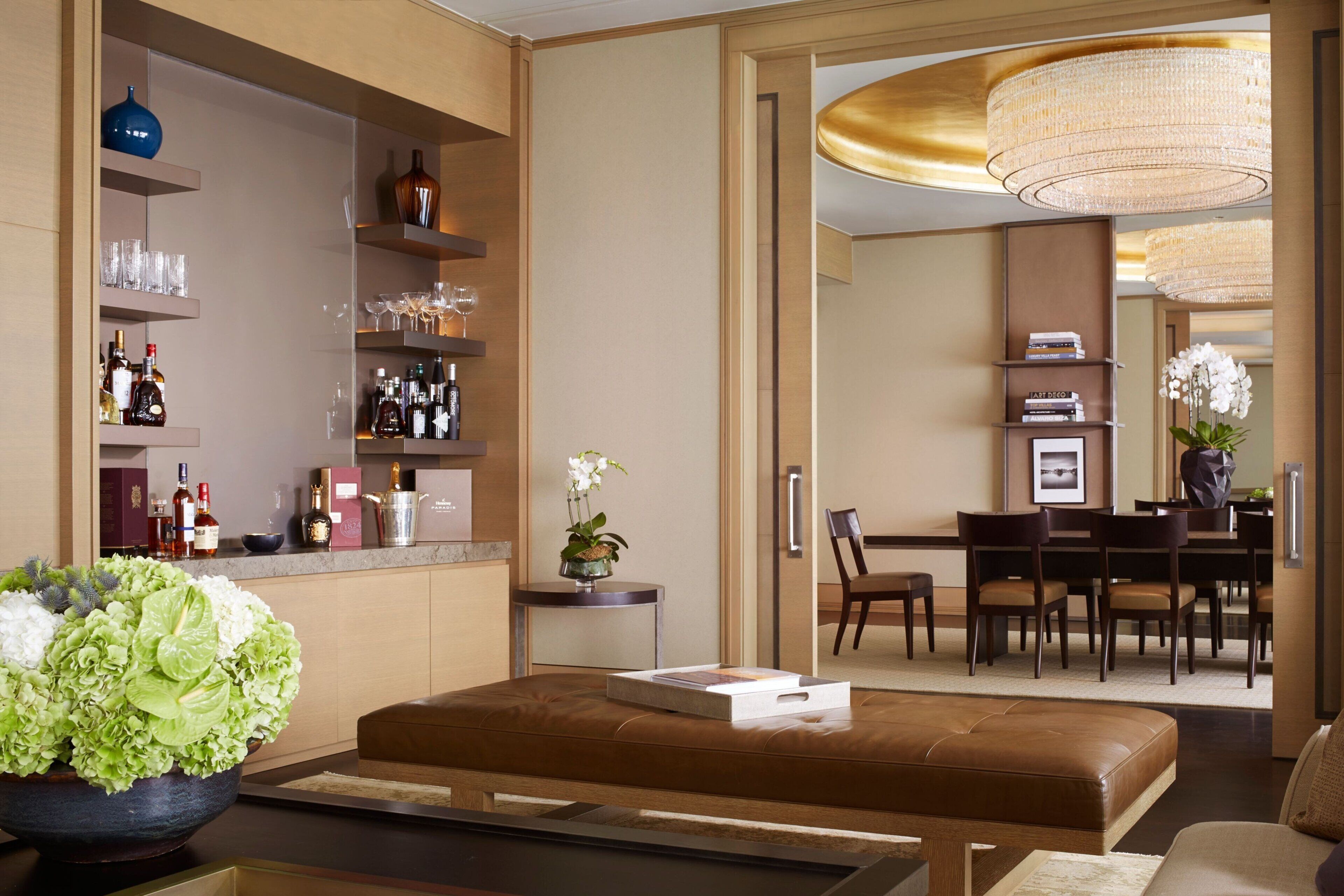 Un moderno vestíbulo de hotel con área de bar, asientos y un comedor.