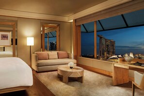 Premium bedding, down duvets, minibar, in-room safe - The Ritz-Carlton, Millenia Singapore (Singapore)