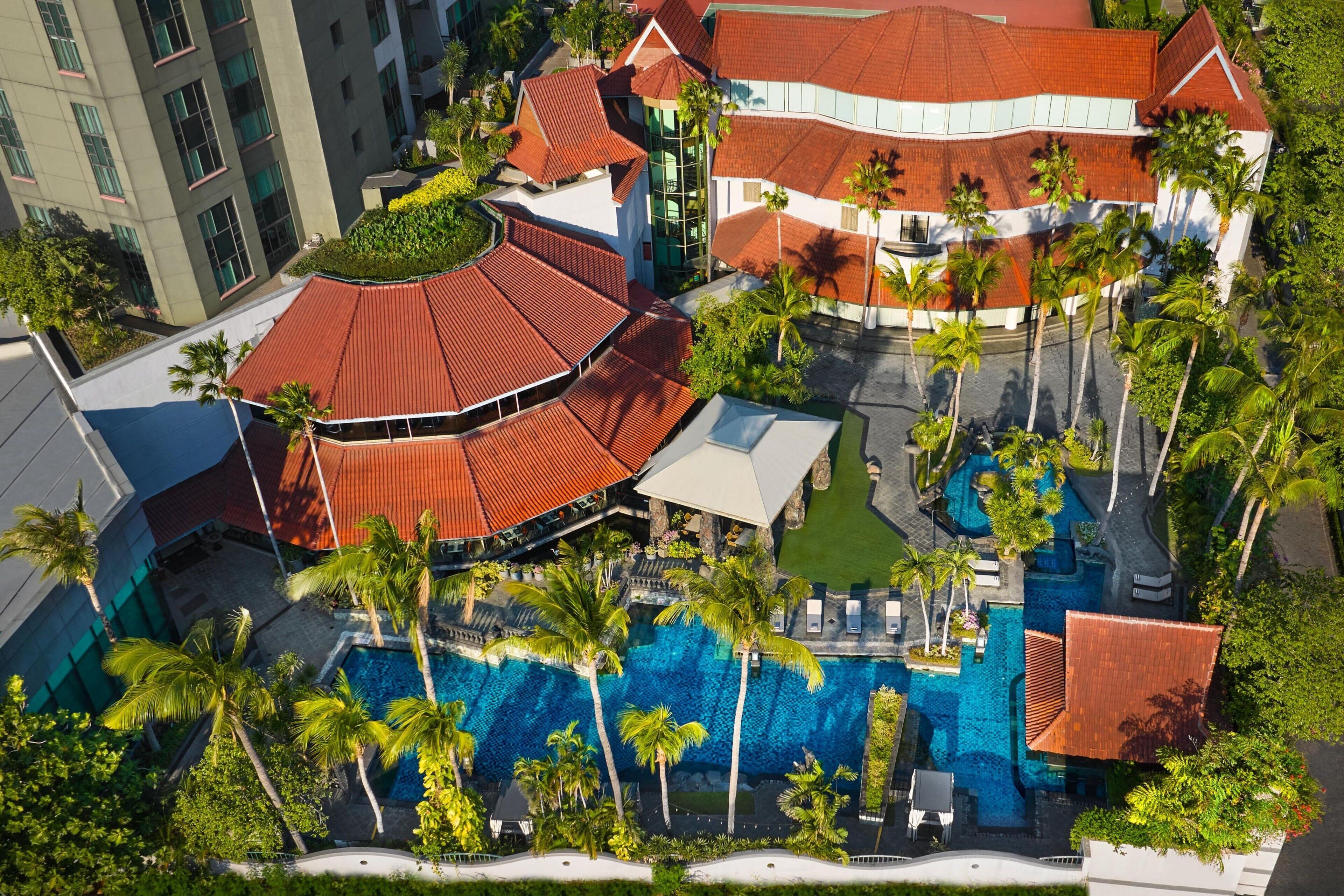 室外游泳池，提供泳池遮陽傘和日光浴躺椅