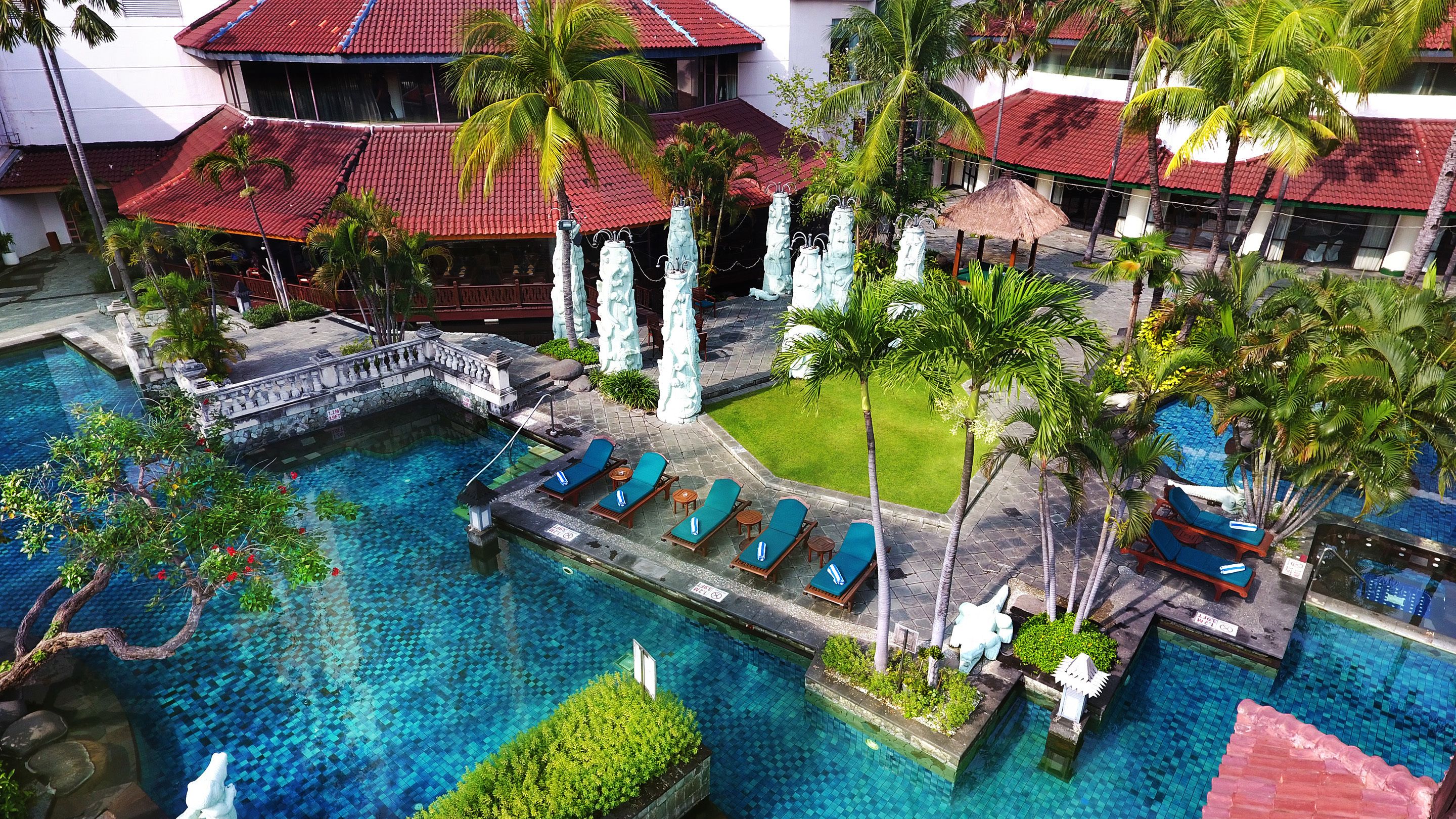 Kolam renang outdoor, dengan payung kolam renang dan kursi berjemur