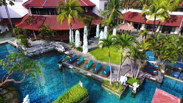 Piscina externa, guarda-sóis, espreguiçadeiras