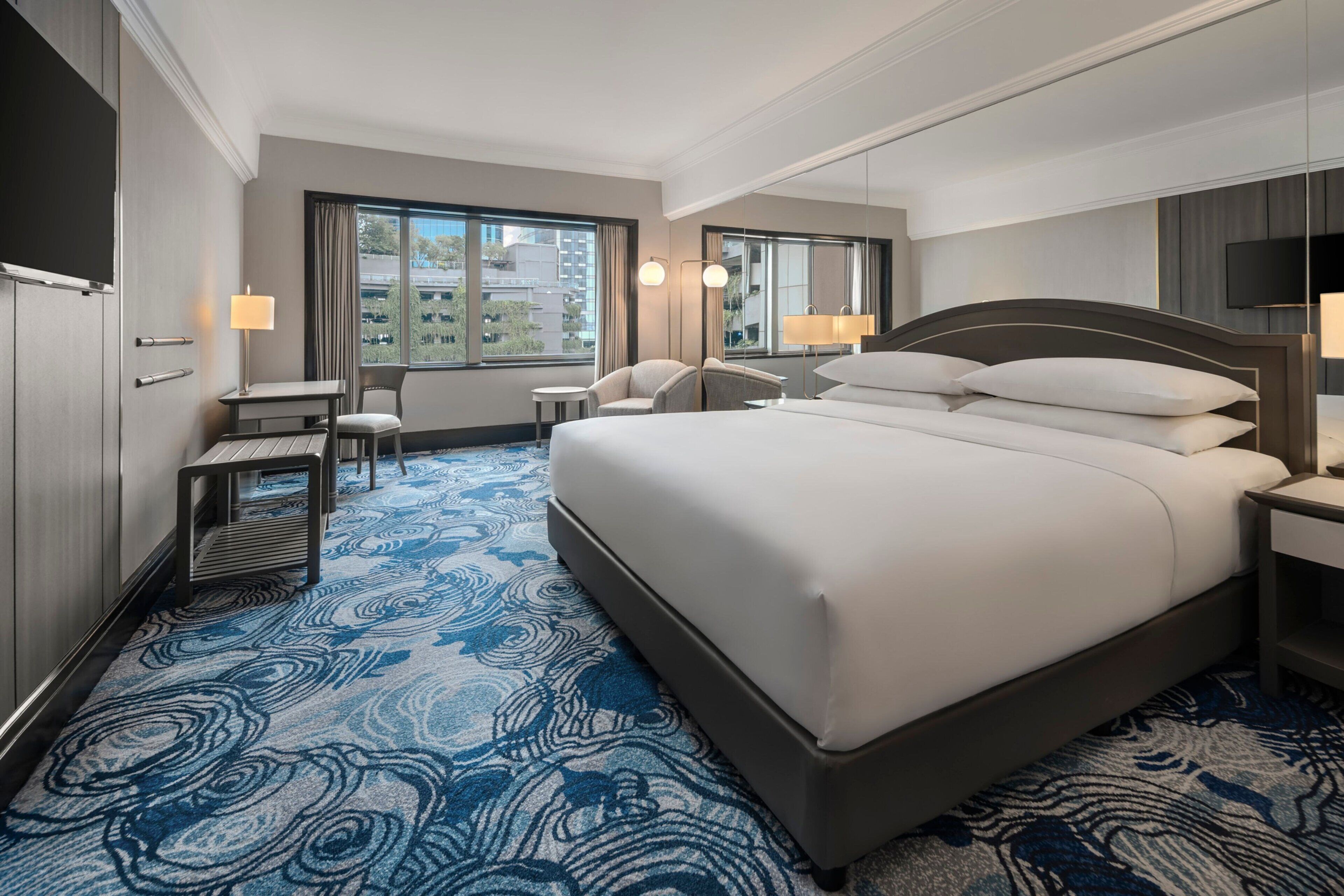 Deluxe kamer, 1 kingsize bed | Luxe beddengoed, een minibar, een kluis op de kamer, een bureau