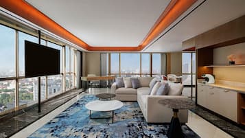 Suite Royal, 1 habitación | Sala de estar | Televisión de pantalla plana y juguetes