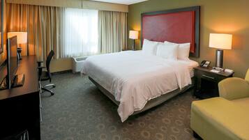 Sengetøy av topp kvalitet, senger med overmadrass og safe på rommet