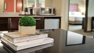 Sengetøy av topp kvalitet, senger med overmadrass og safe på rommet