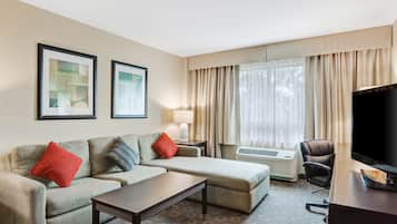 Phòng Suite, 1 giường cỡ king và sofa giường (1 Bedroom) | 1 phòng ngủ, bộ đồ giường cao cấp, nệm có lớp đệm bông