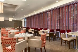Breakfast and dinner served - DoubleTree by Hilton Toronto Airport West (Mississauga)