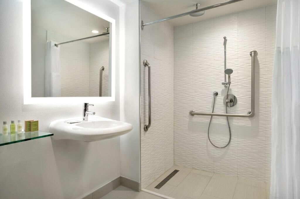 Baño | Tina con regadera, amenidades de baño gratuitas, secadora de cabello 