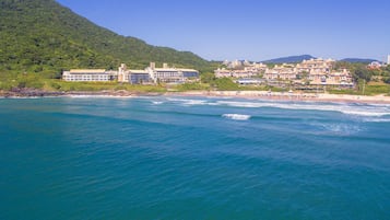 Am Strand, weißer Sandstrand, Liegestühle, Sonnenschirme