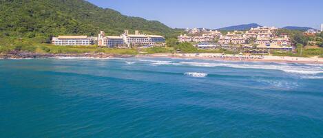 En la playa, playa de arena blanca, camastros y sombrillas