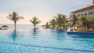 3 piscinas internas, 6 piscinas externas, guarda-sóis, espreguiçadeiras
