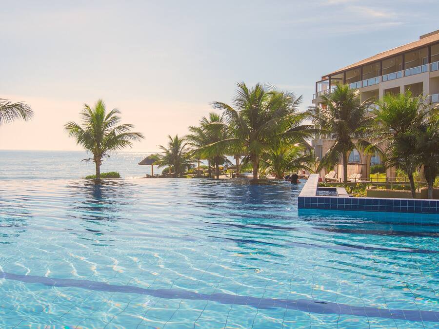 3 kolam renang tertutup, 6 kolam renang terbuka, payung kolam