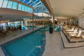 3 indoor pools, 6 outdoor pools, pool umbrellas, pool loungers - Costao do Santinho Resort - All Inclusive (Florianópolis)