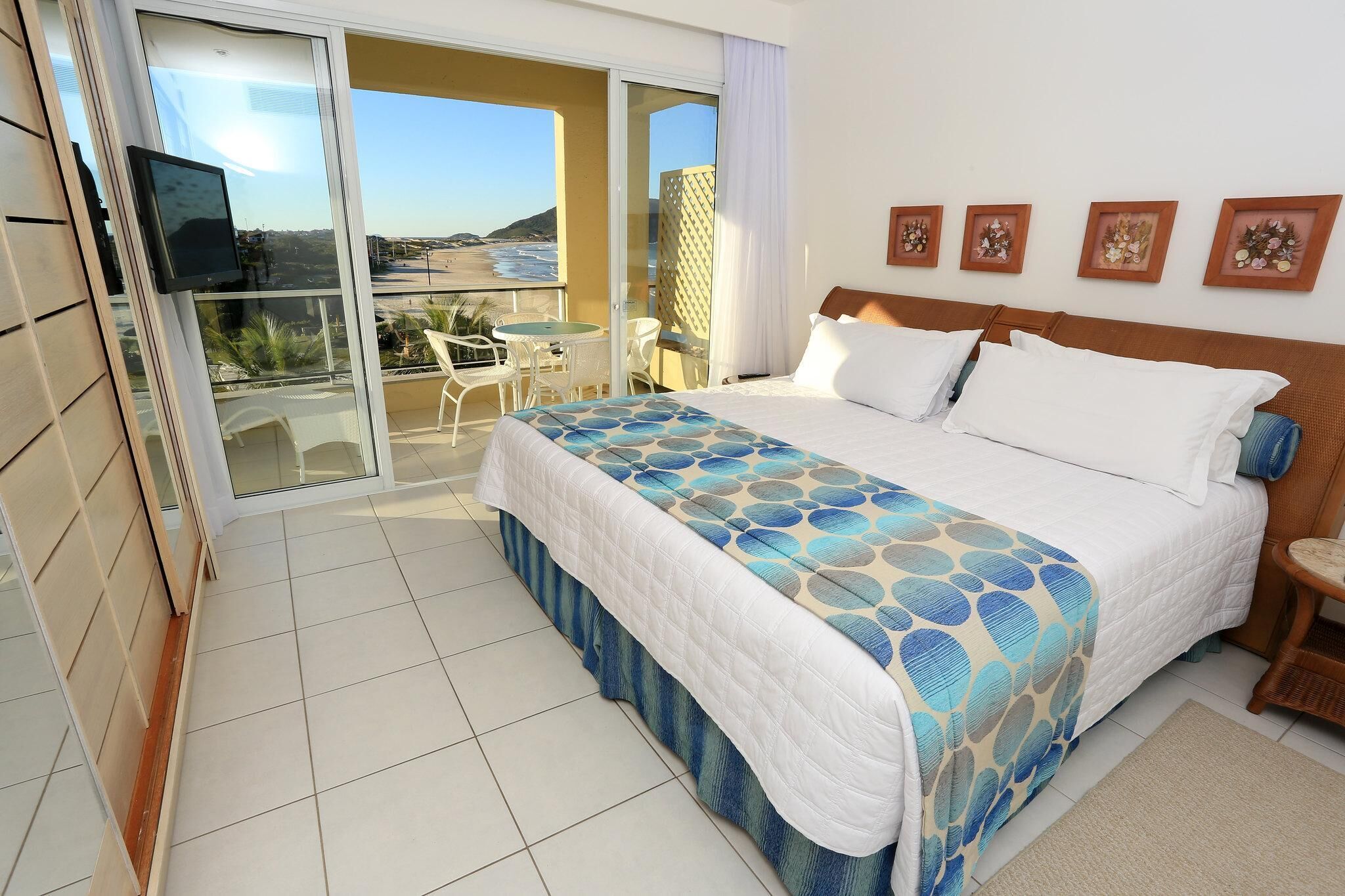 Free minibar items, in-room safe, free WiFi, bed sheets