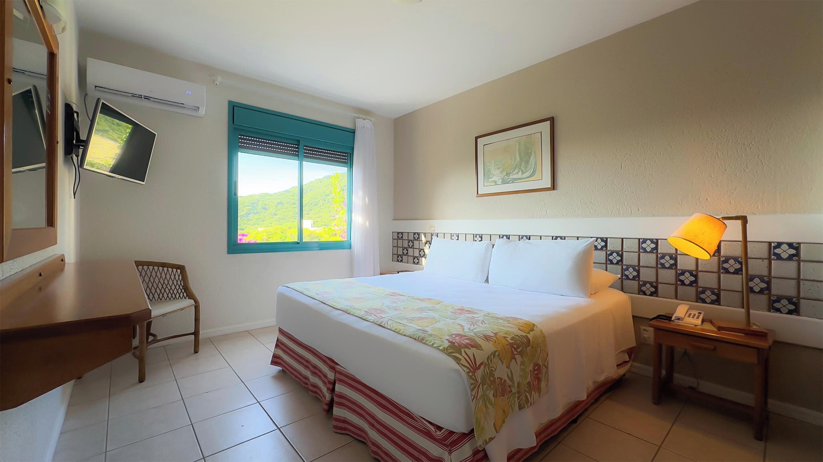 Apartamento superior, 2 quartos | Frigobar (abastecido com alguns itens grátis), cofres nos quartos