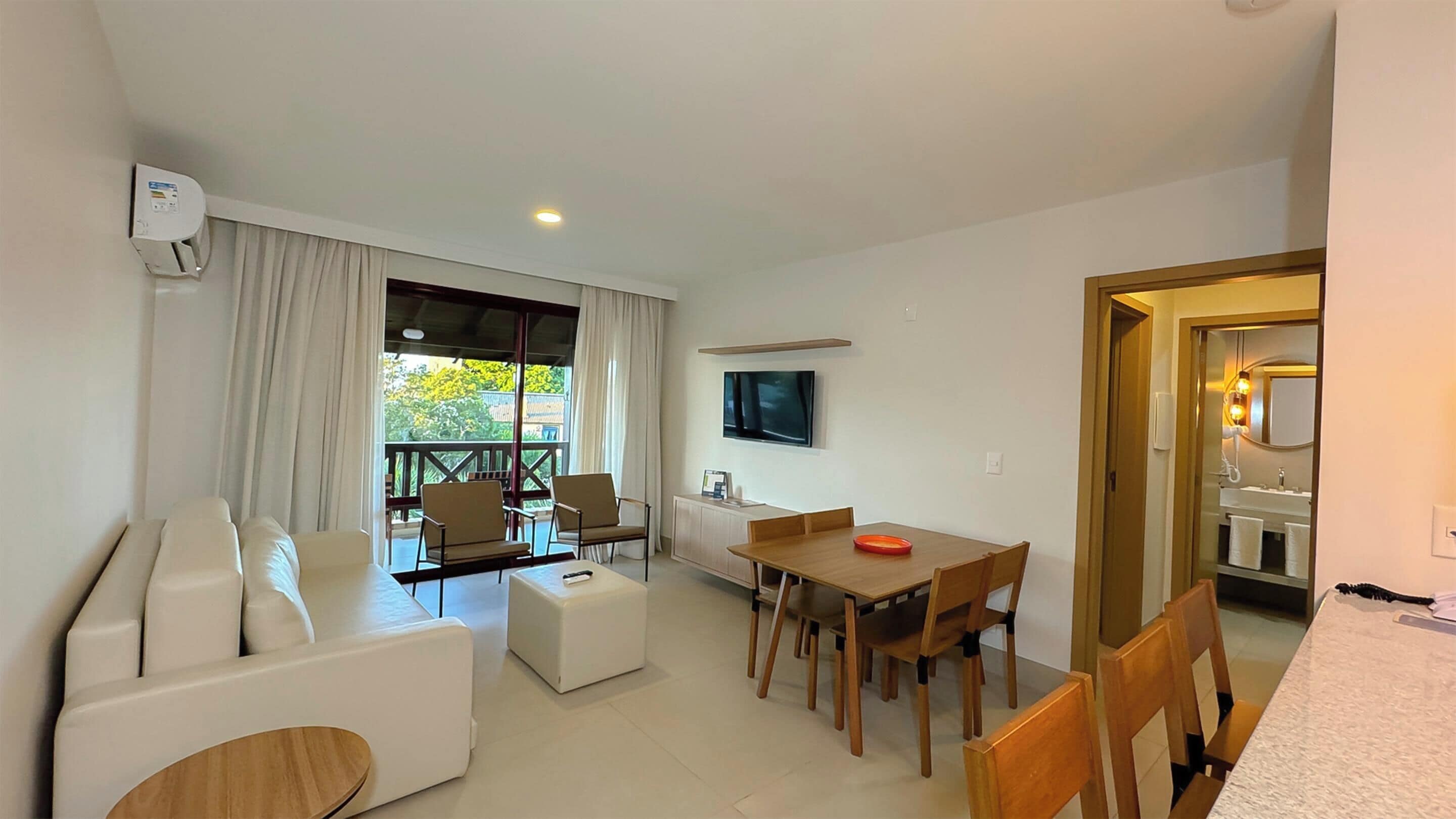Apartamento luxo, 1 quarto | Sala de estar | TV de tela plana