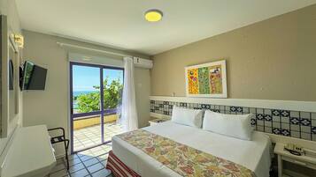 Frigobar (abastecido com alguns itens grátis), cofres nos quartos