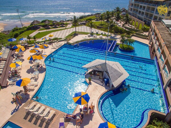 3 piscines intérieures, 6 piscines extérieures, parasols