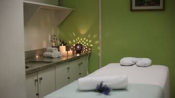 Salas para tratamentos a dois, sauna seca, banheira de hidromassagem