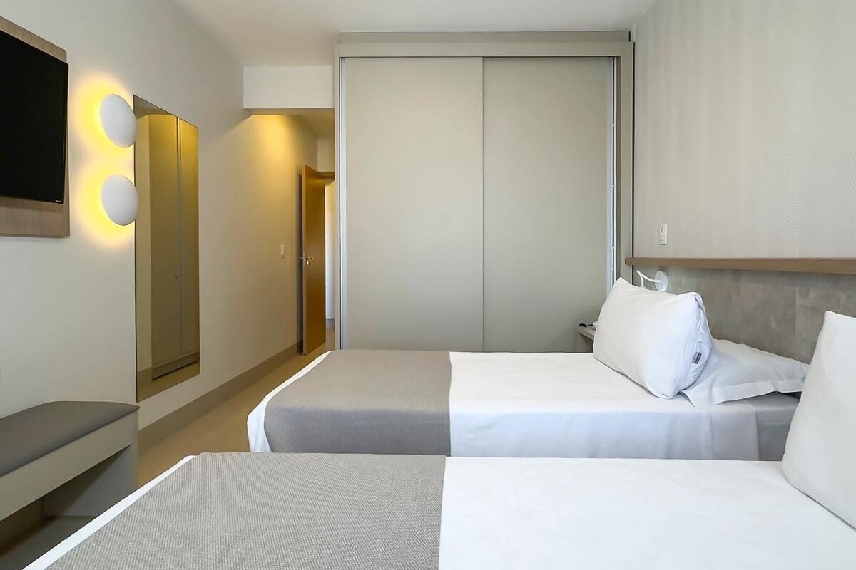 Artículos del minibar gratis y caja de seguridad en la habitación