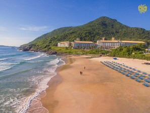 On the beach, white sand, sun-loungers, beach umbrellas - Costao do Santinho Resort - All Inclusive (Florianópolis)