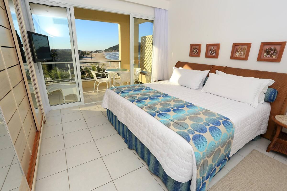 Artículos del minibar gratis y caja de seguridad en la habitación