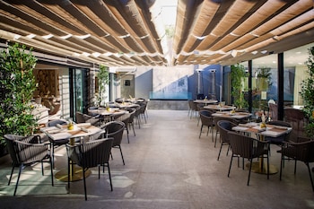Breakfast, lunch, dinner served; Californian cuisine, alfresco dining  at Luxe Sunset Boulevard Hotel