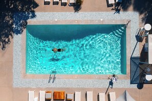 Piscina externa, funciona das 7h às 22h, barracas, espreguiçadeiras