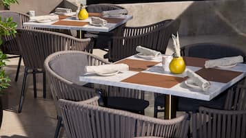 Breakfast, lunch, dinner served; Californian cuisine, al fresco dining