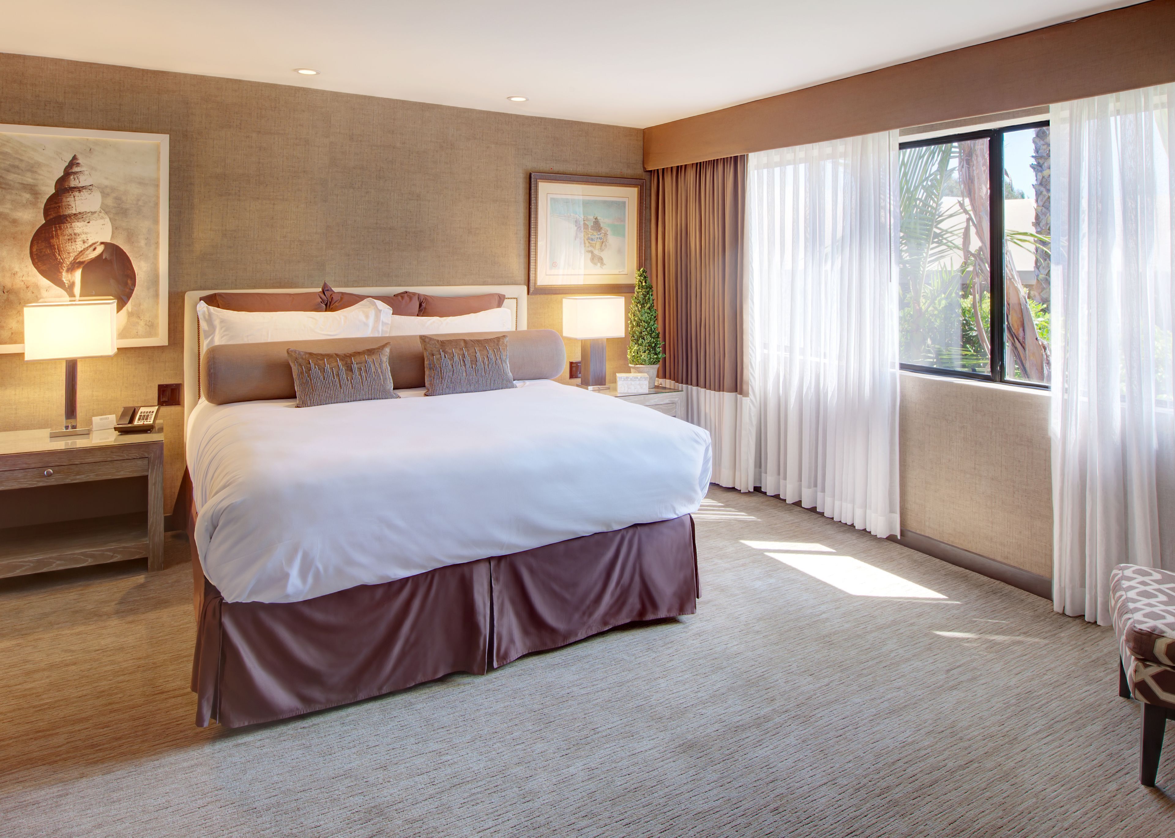 Allergitestet sengetøy, safe på rommet, skrivebord og strykejern/-brett