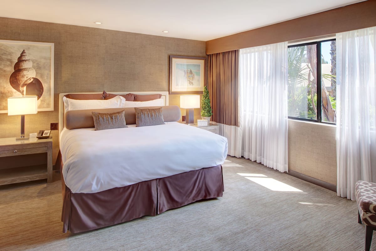 Hypo-allergenic bedding, in-room safe, desk, iron/ironing board