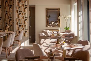 Breakfast, lunch, dinner served; Californian cuisine, alfresco dining 