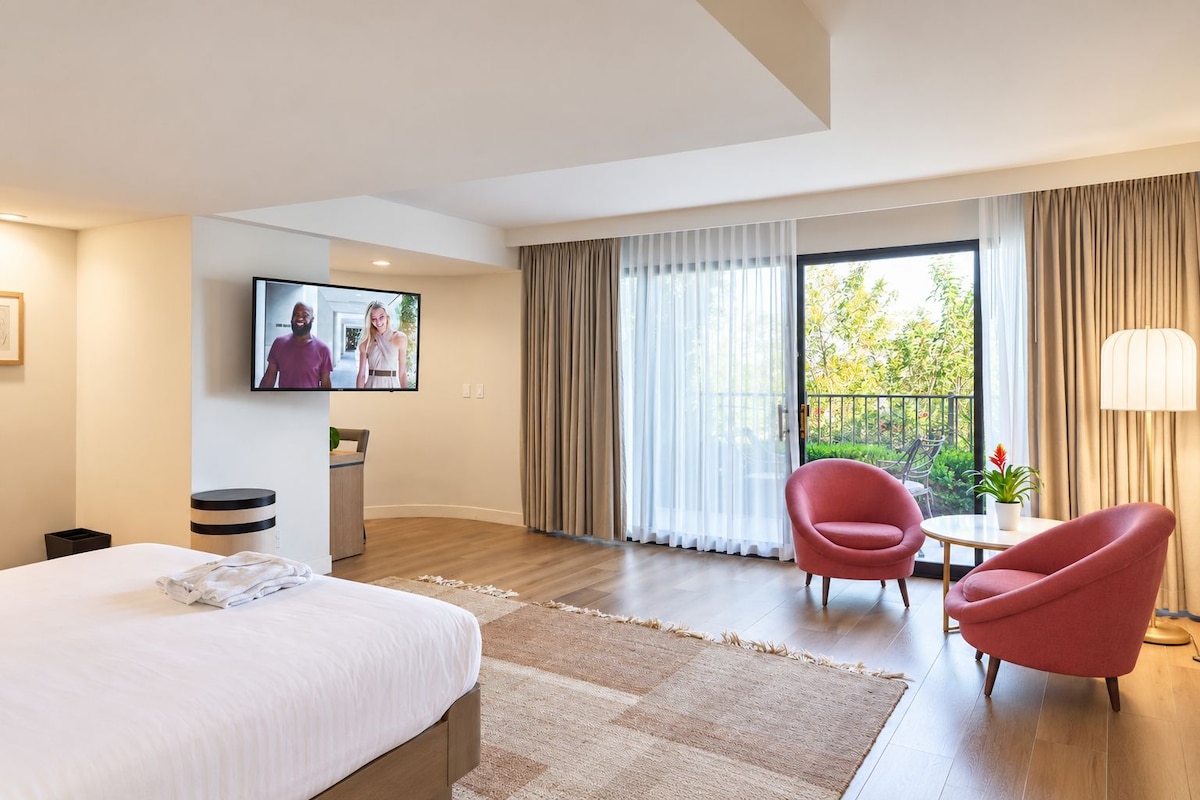 Luxury Studio Suite (Vista) | Hypo-allergenic bedding available, in-room safe, desk