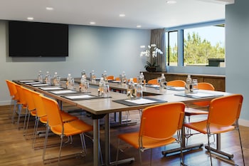 Meeting space at Luxe Sunset Boulevard Hotel