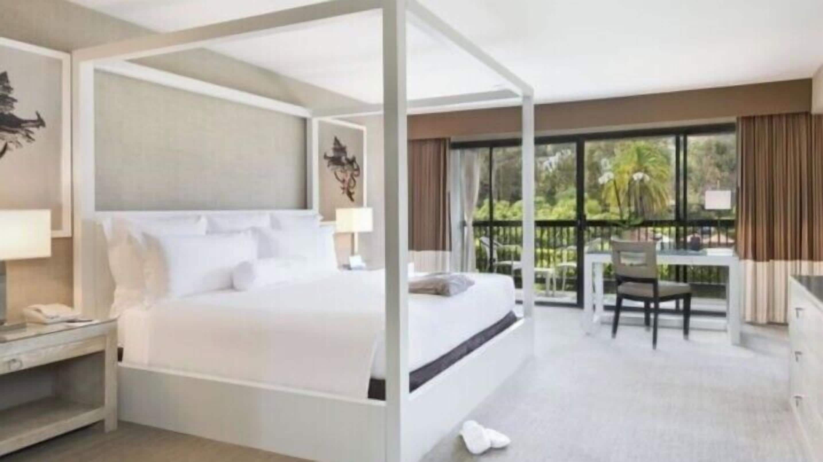 deluxe room, 1 king bed | 1 bedroom, hypo-allergenic bedding, in-room safe, desk