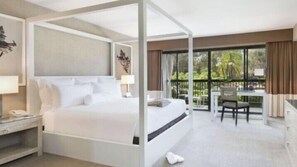 Deluxe-huone, 1 suuri parisänky | Allergiatestatut vuodevaatteet, tallelokero huoneessa, työpöytä