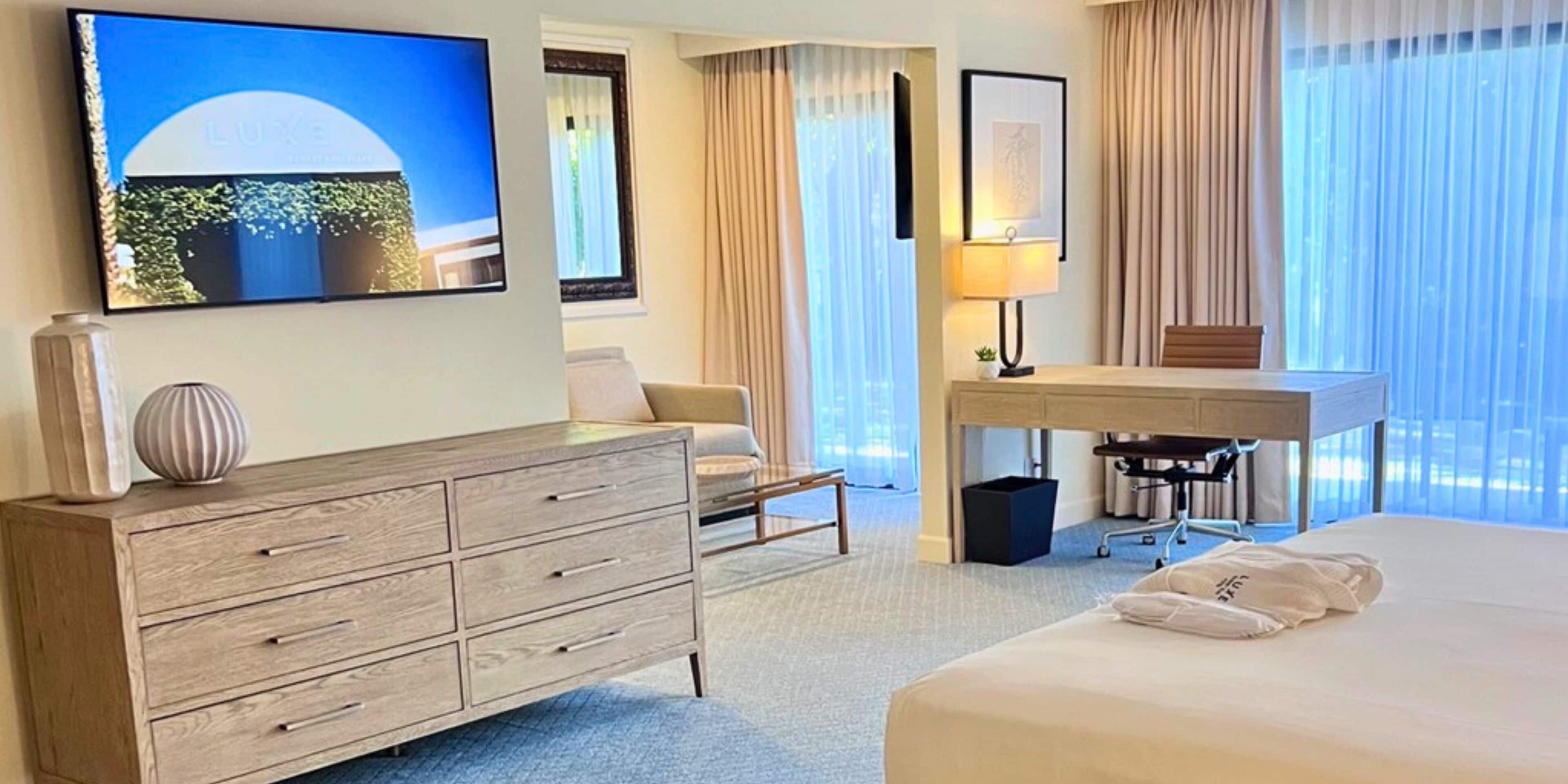 executive studio suite, 1 king bed (junior) | 1 bedroom, hypo-allergenic bedding, in-room safe, desk