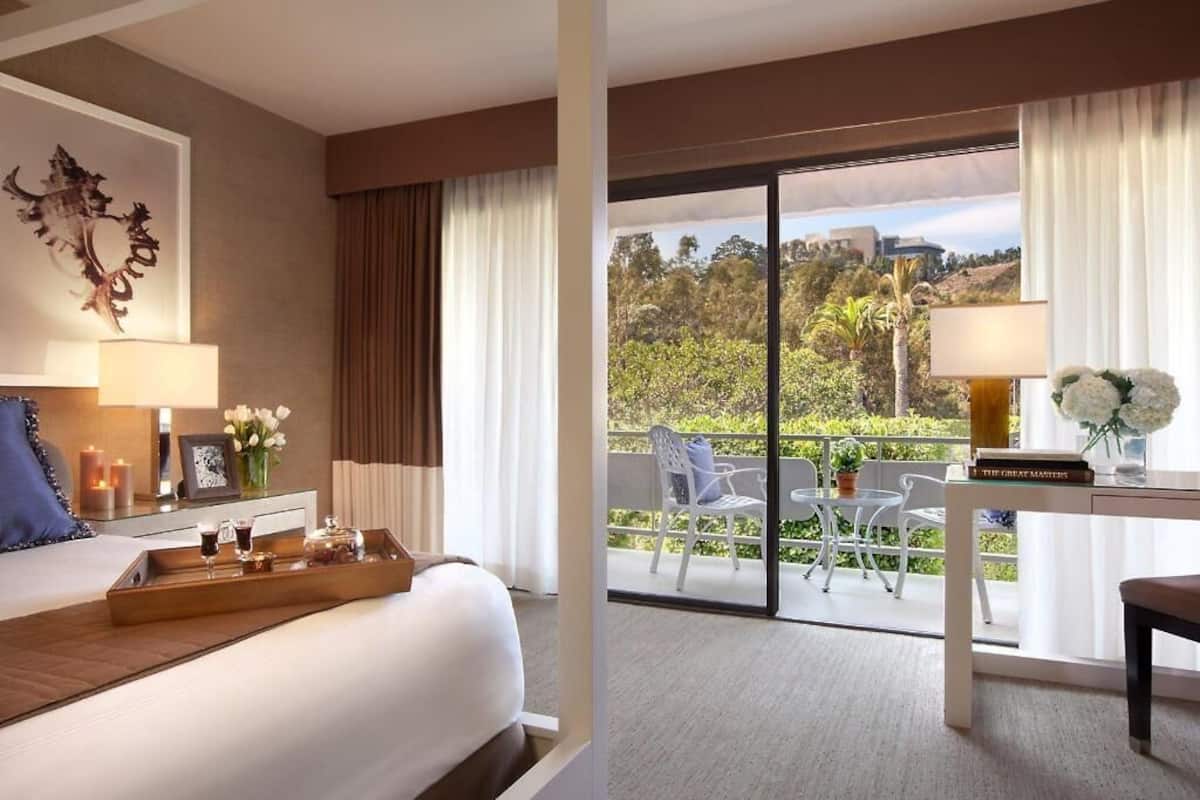 Hypo-allergenic bedding, in-room safe, desk, iron/ironing board