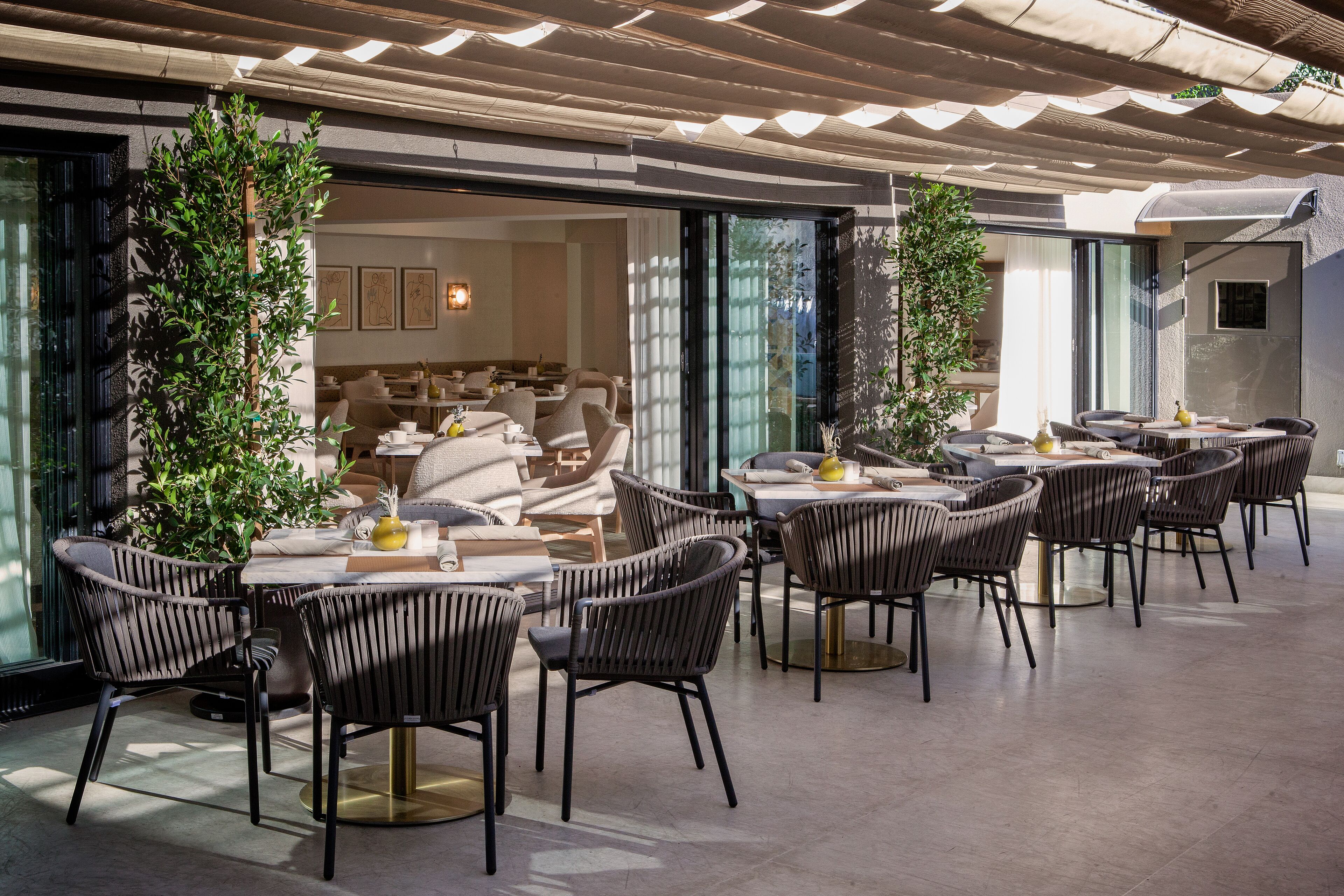 Melayani sarapan, makan siang, makan malam; dengan santap malam alfresco