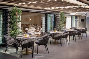 供應早餐、午餐和晚餐,加州料理,露天餐廳