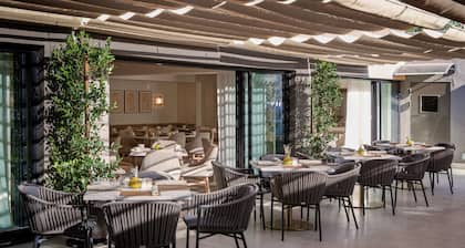 Luxe Sunset Boulevard Hotel