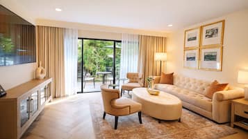 Luxury Studio Suite (Vista) | Hypo-allergenic bedding, in-room safe, desk, iron/ironing board