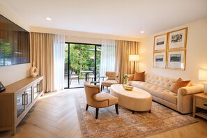 Luxury Studio Suite (Vista) | Hypo-allergenic bedding, in-room safe, desk, iron/ironing board - Luxe Sunset Boulevard Hotel (Los Angeles)