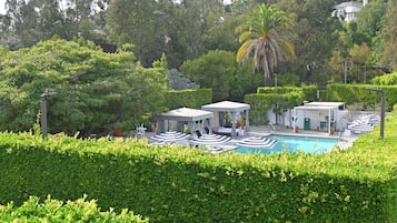 Utendørsbasseng, bassengtelt (mot betaling) og solsenger