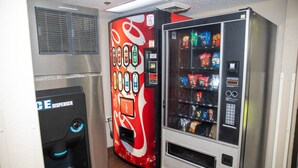 Een automaat met een Coca-Cola logo en een drukknoopsdrankdispenser.