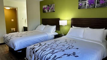 Escritorio, espacio para trabajar con laptop y cortinas blackout