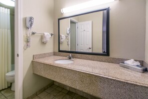 Combined shower/bathtub, free toiletries, hair dryer, towels